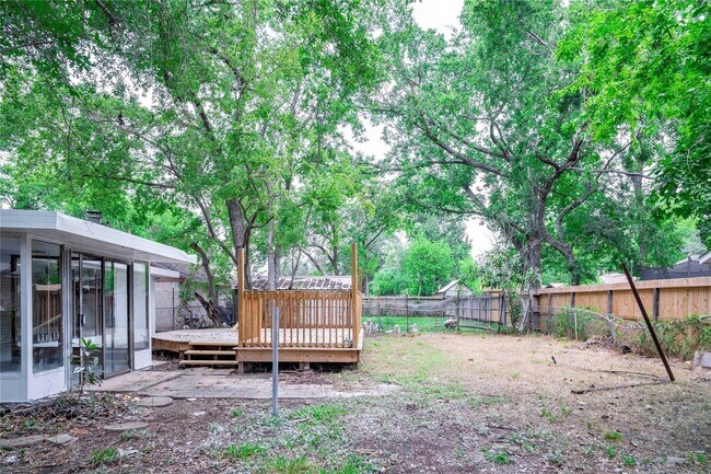 Building Photo - 9214 Woodland Oaks Dr