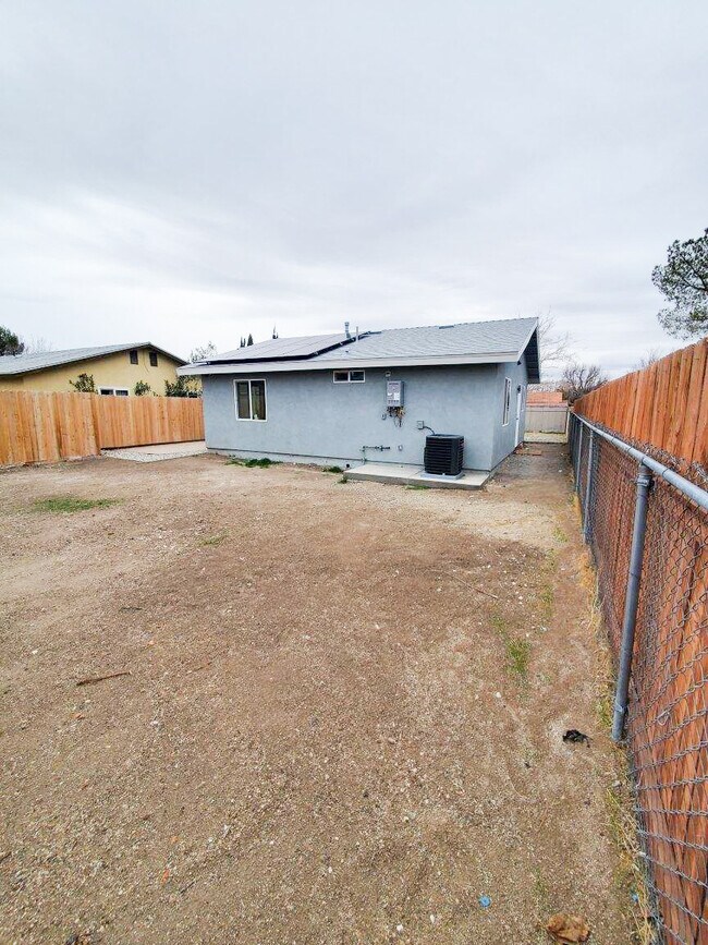 Building Photo - 43348 Echard Ave