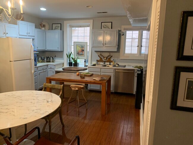 Kitchen - 44 Montagu St