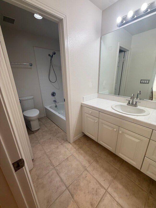 Building Photo - 2889 Plaza del Amo