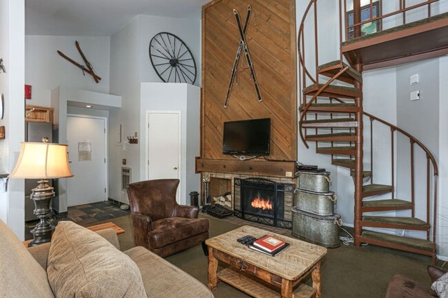 Building Photo - Move in Special! Keystone 2 bed/2bath! Plus Bonus Room  Pool and Hot Tubs!  BIKE STORAGE!