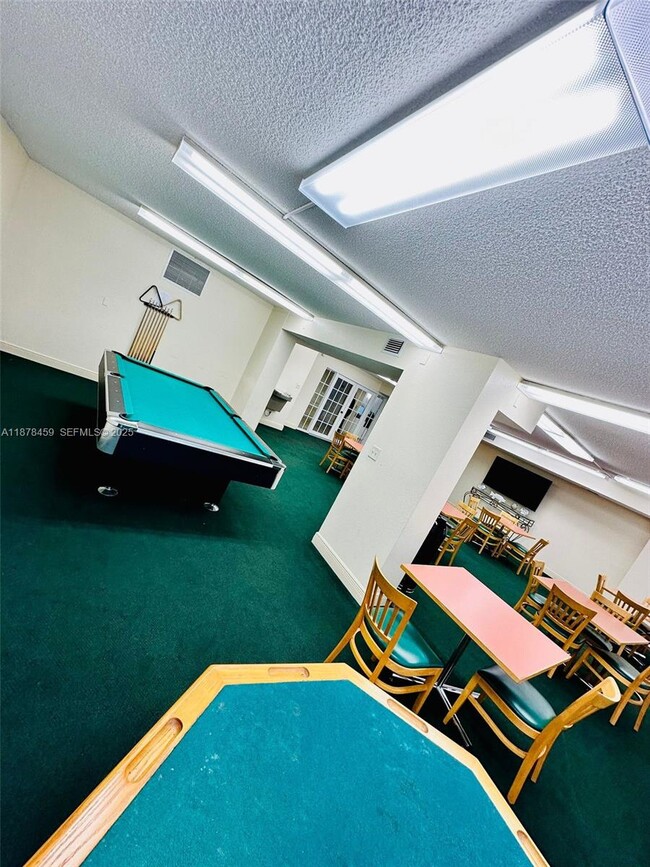 Building Photo - 800 Parkview Dr