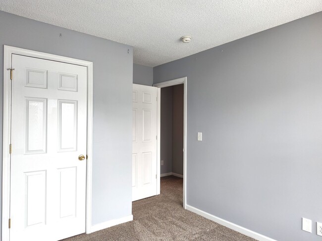 Building Photo - Pristine 2 Story townhome located in the Bennington Place Community!