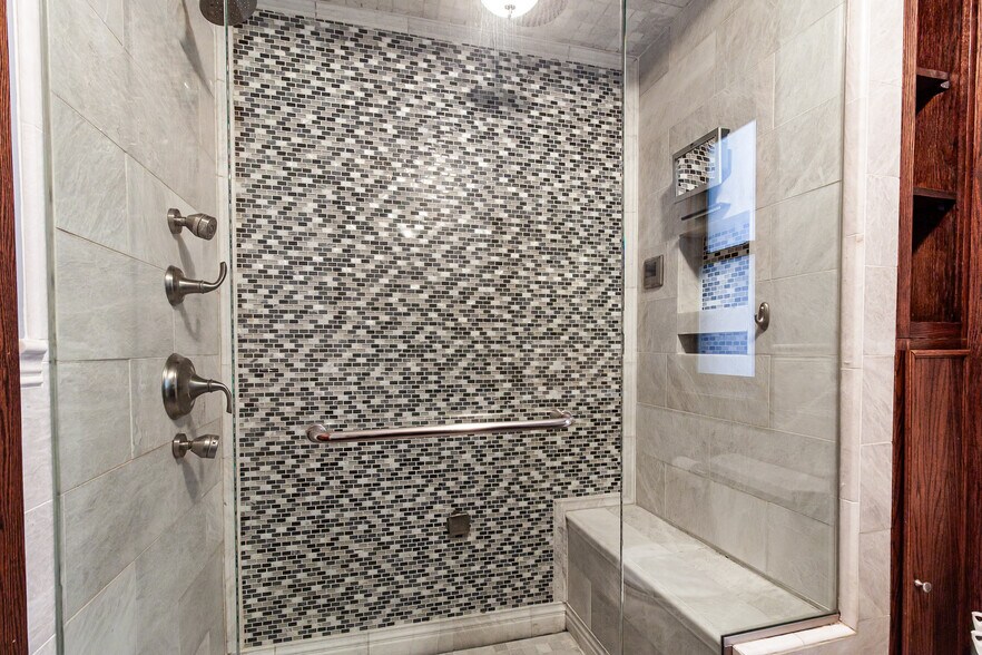 Building Photo - 1019 W Oakdale Ave