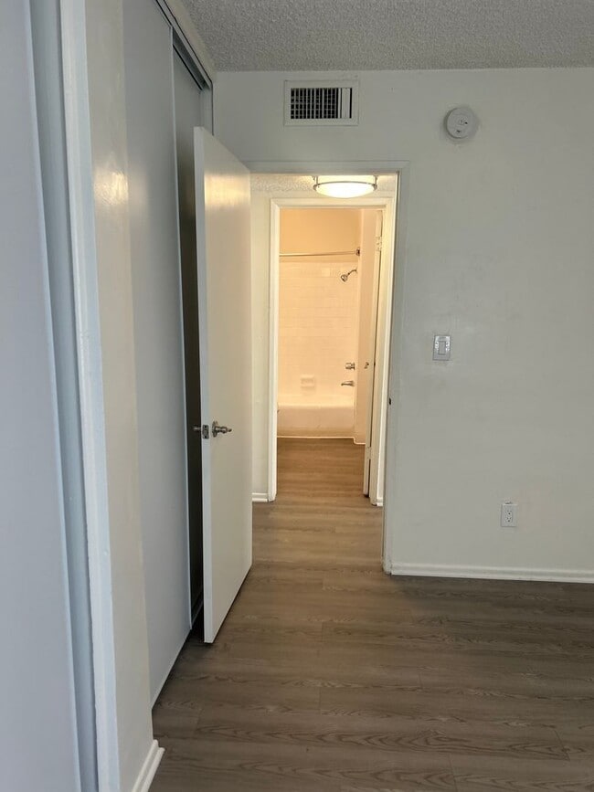 Building Photo - *FIRST MONTH FREE WHEN APPLICATION IS SUBMITTED THE SAME DAY OF TOUR* Bright 1 Bed / 1 Bath with ...