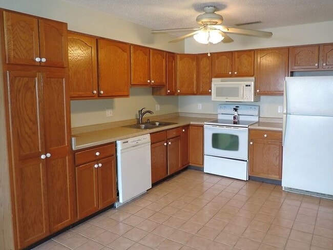 Building Photo - $1,025 | 2 Bedroom, 1 Bathroom Condo | No ...