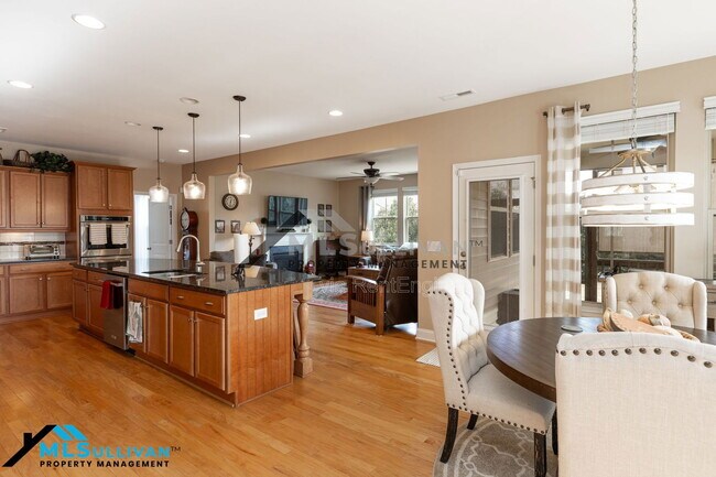 Building Photo - 913 Beech Glen Dr