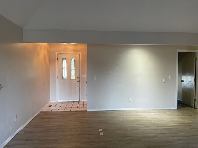 Building Photo - BEAUTIFUL Spacious home with an open floor plan in a great area!