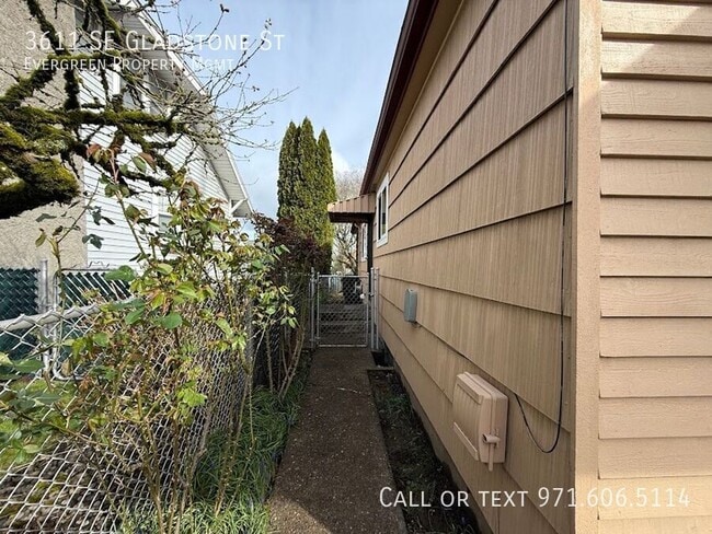 Building Photo - 3611 SE Gladstone St