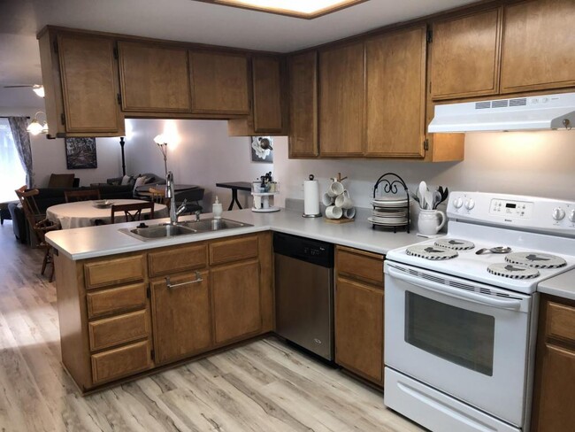Building Photo - 525 Primrose Dr