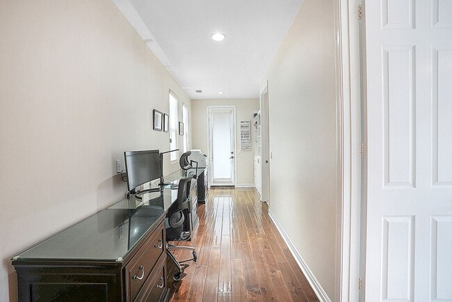 Building Photo - Beautiful executive home in the Eastlake-C...