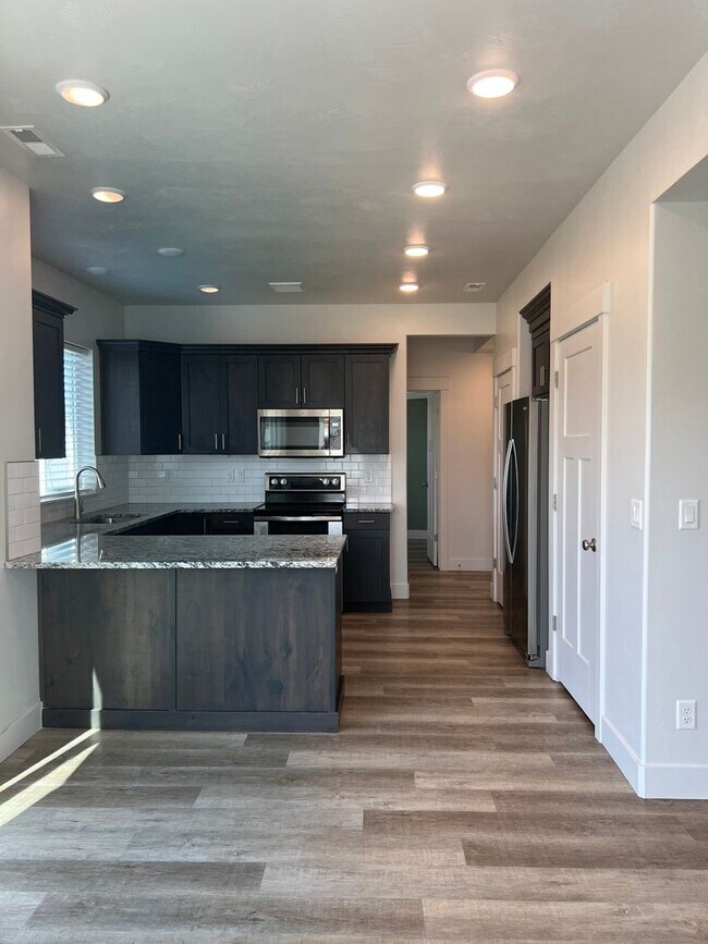 Building Photo - Beautiful 4 bed 2.5 bath home in the desirable Summerfield Subdivision