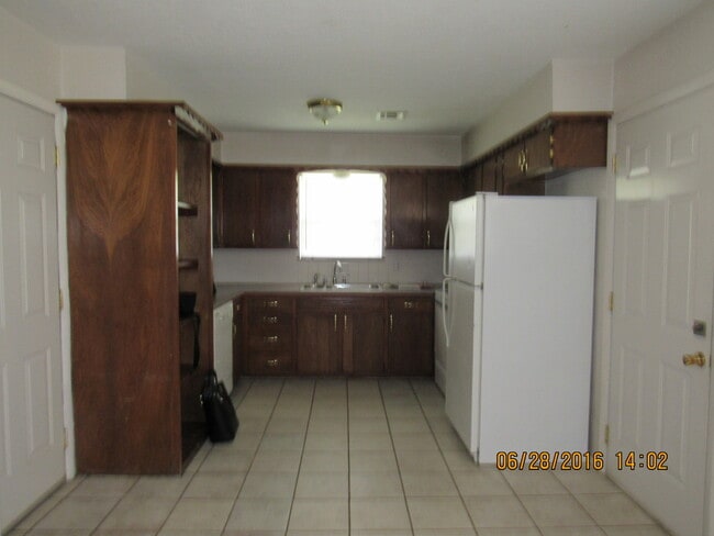 Building Photo - MOVE IN SPECIAL: $200 OFF OF THE 1ST FULL MONTH'S RENT! New carpet and freshly painted interiors