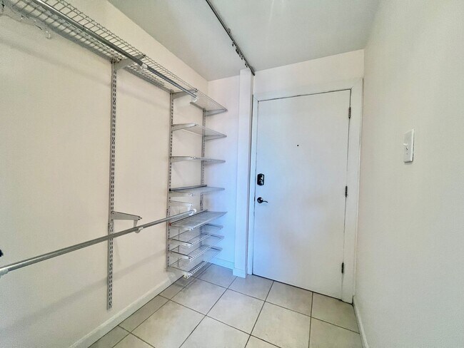 Building Photo - Charming Studio Condo in Capitol Hill