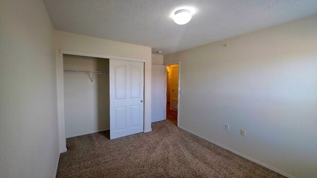 Building Photo - 3 bedroom 2.5 bathroom Townhome