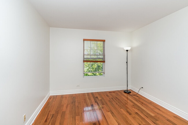 Building Photo - 593 Springbrook Trail N