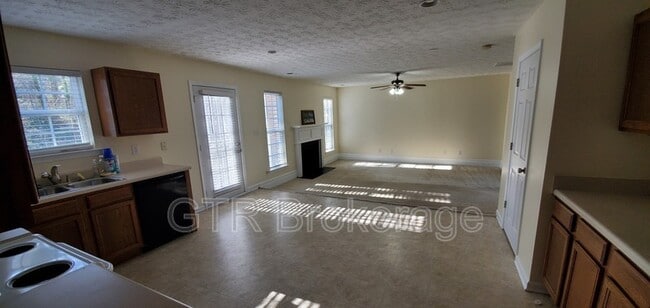 Building Photo - 5591 Rock Lake Dr