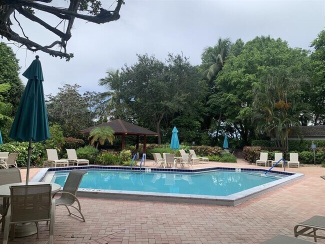 Building Photo - 2801 N Palm Aire Dr