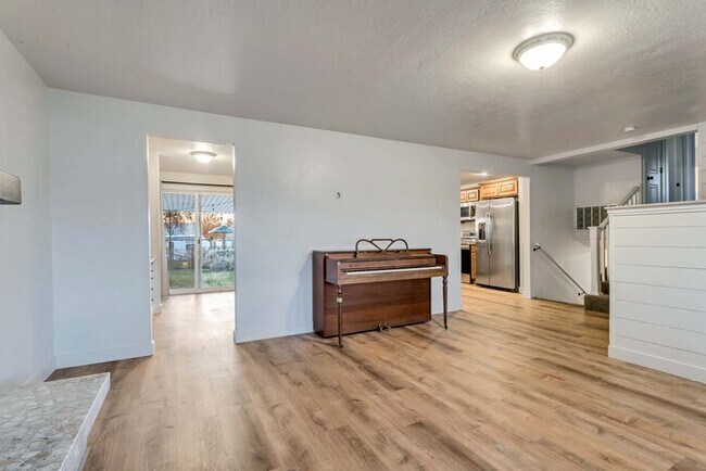 Building Photo - Remodeled 3-Bed Upstairs Residence with Ga...