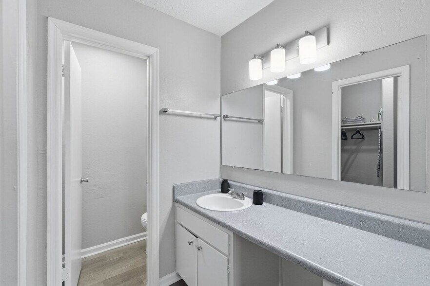 Building Photo - 1302 Stone Mill Cove
