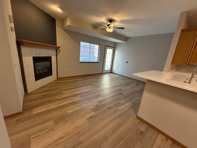 Building Photo - Large 2 Bedroom, 2 Bath apartment with 2 car garage