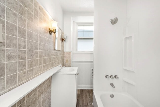 Building Photo - Gorgeous 3 Bedroom House in Beechview available July 1!