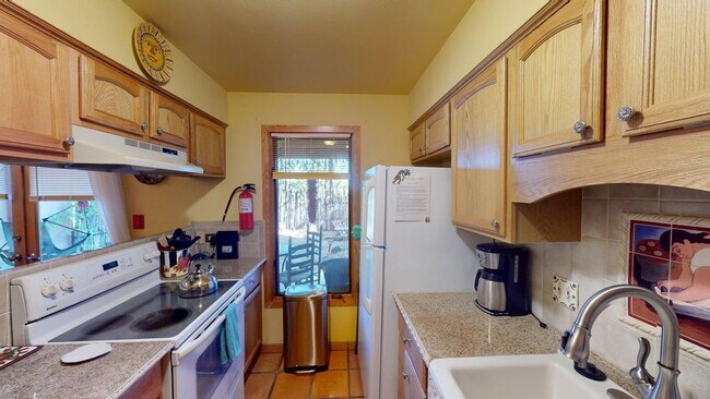 Building Photo - Charming two bedroom close to downtown. Furnished long term rental.
