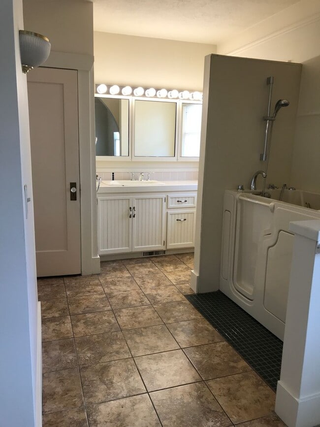 Building Photo - 212 N 6th Ave