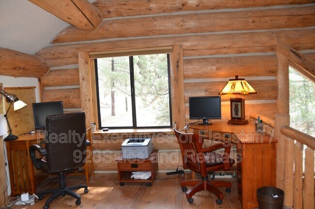 Building Photo - 1500 E Iris Trail