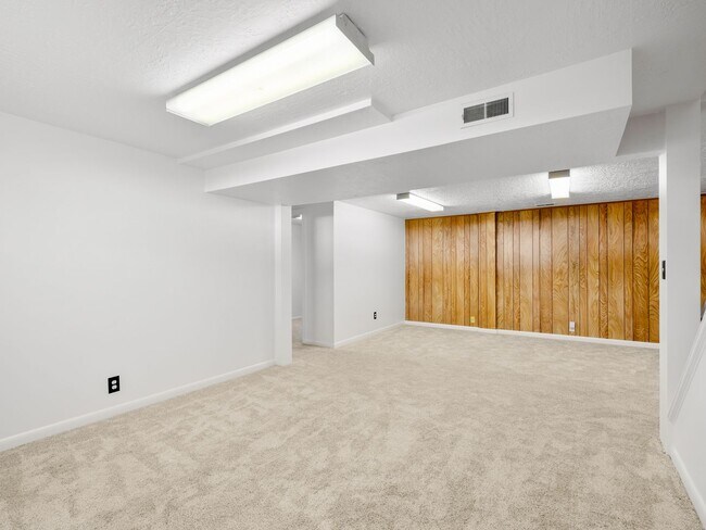 Building Photo - Beautiful home for rent!