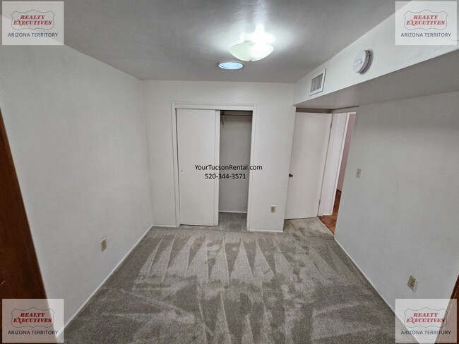 Building Photo - Grant & Silverbell Rd 3/1.5 with A/C