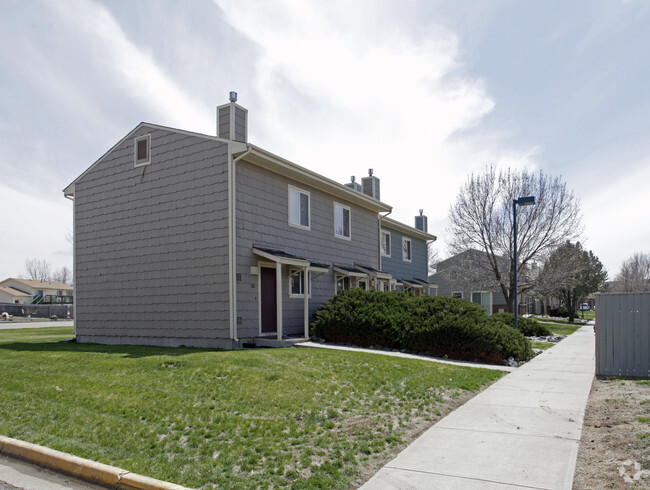 Building Photo - Meadows Townhomes Apartments