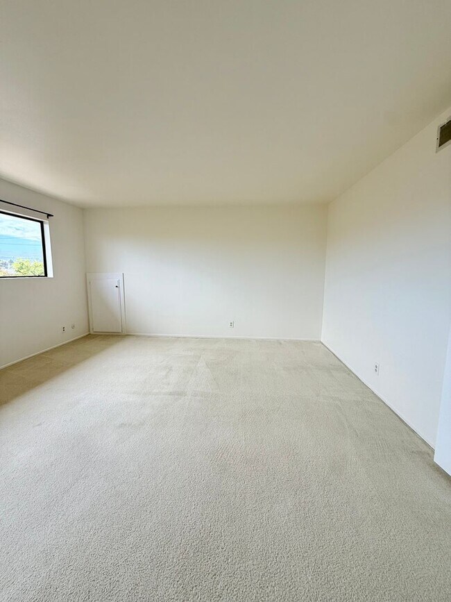 Building Photo - 3Bed/3Bath House Plus Office in South Torr...