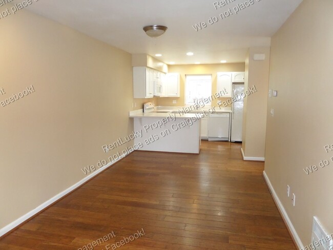 Building Photo - Great UPDATED Townhome in Super Convenient...