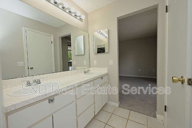 Building Photo - 1808 Village Ct