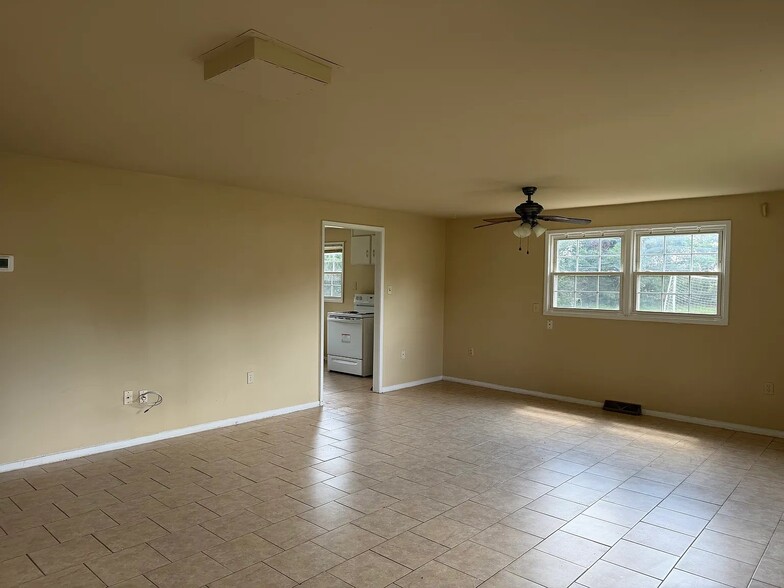 Building Photo - 121 Woodgate Cir