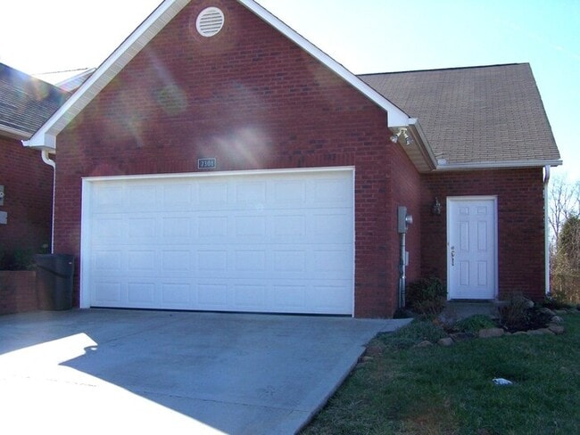 Primary Photo - Modern 2-Bed, 2-Bath Townhouse with 2-Car Garage in North Knoxville