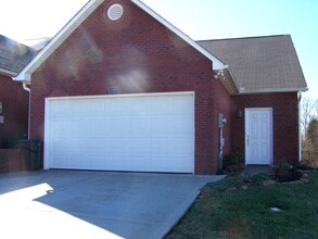 Building Photo - Modern 2-Bed, 2-Bath Townhouse with 2-Car Garage in North Knoxville
