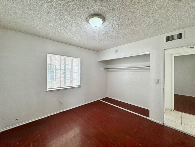 Building Photo - Bright & Budget-Friendly Condo for rent Ac...