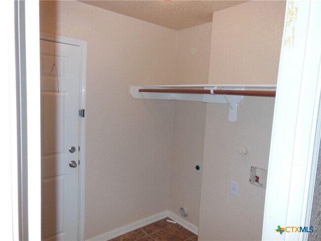 Building Photo - 455 Roadrunner Ave