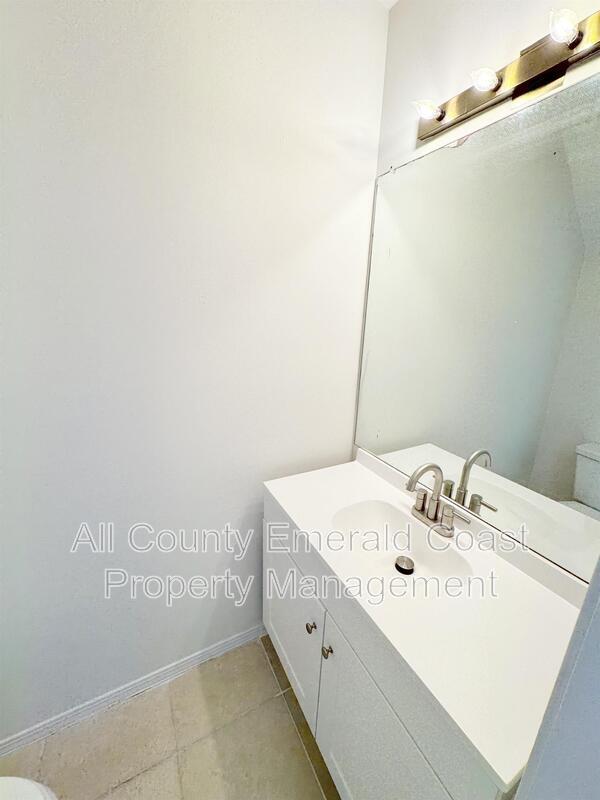 Building Photo - 875 Fairview Dr