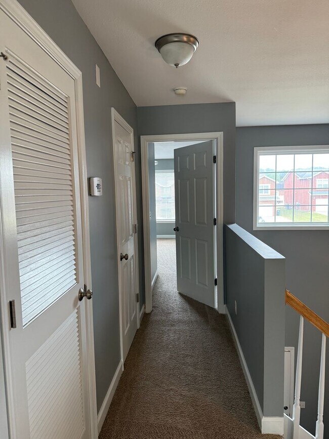 Building Photo - Available NOW -111 Peregrine Way