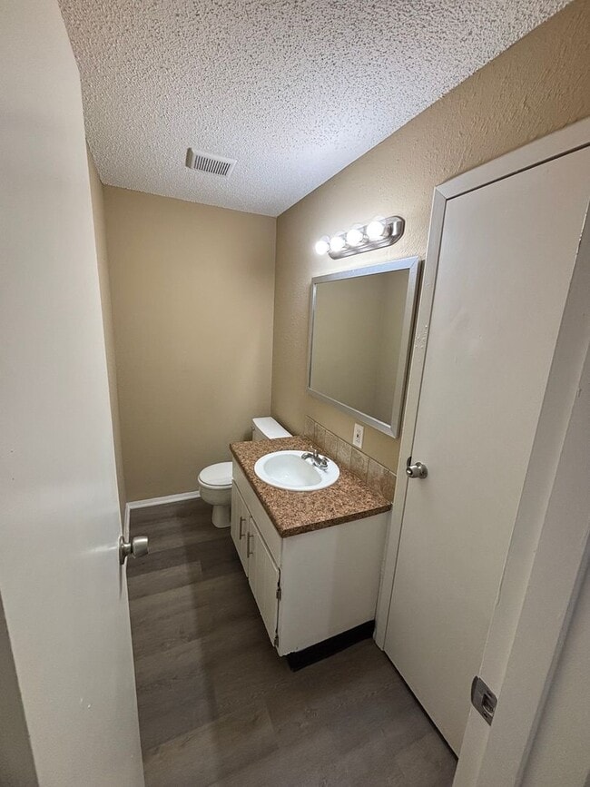 Building Photo - 2 Bedroom 1.5 Bath Updated Apartment