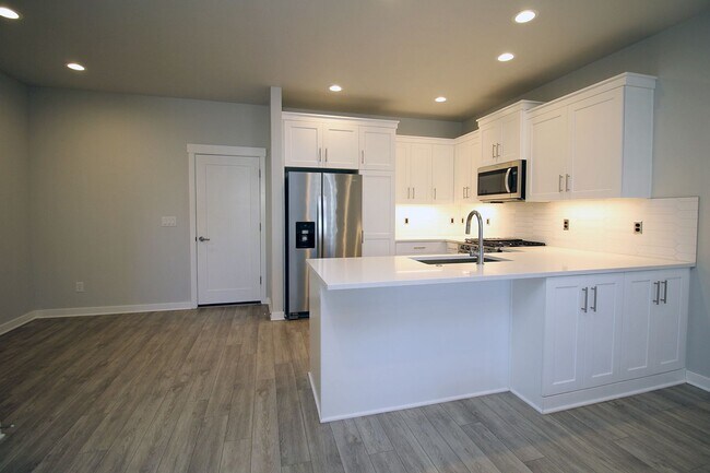 Building Photo - Impeccable 3 Bed/2.5 Bath Townhome located...