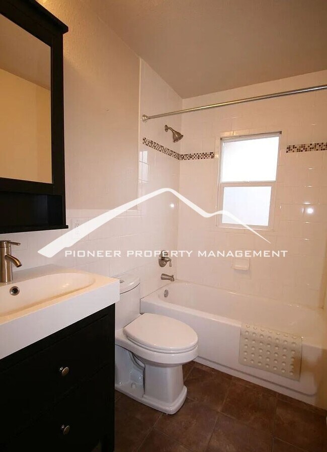 Building Photo - Adorable neighborhood, Updated Main-Level Living in Ivywild, 3BR/2BA, 1 Car Garage and Enclosed Yard