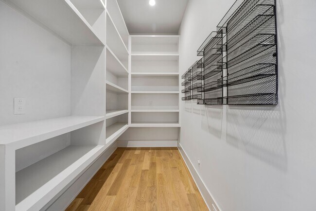 Building Photo - 12427 Pebblebrook Dr