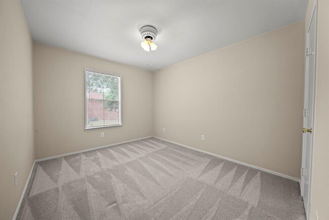 Building Photo - 8016 Golf Green Cir