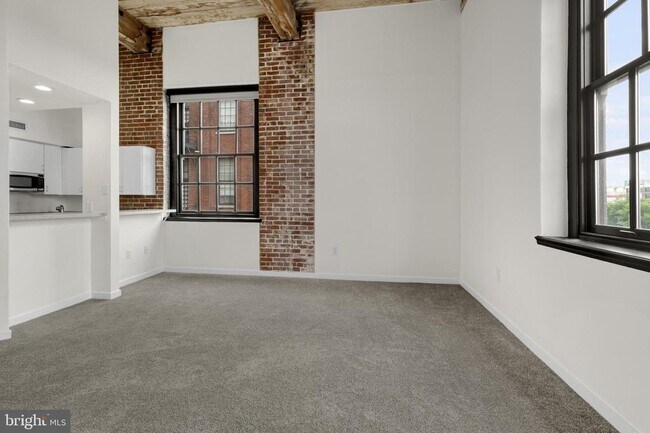 Building Photo - 303 Vine St