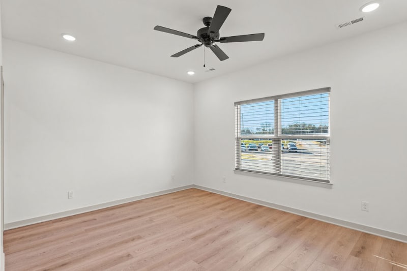 Building Photo - 313 W Broad St