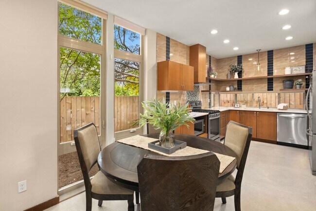Building Photo - 3bd/3ba Seattle Townhome